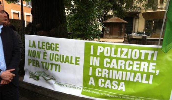 Polizia in piazza: difendono chi uccise Aldrovandi