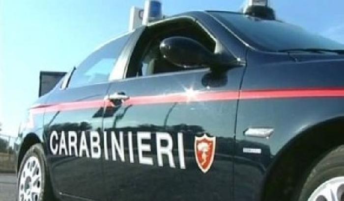 Getta la ex dalle scale e le frattura una gamba: arrestato a Bergamo