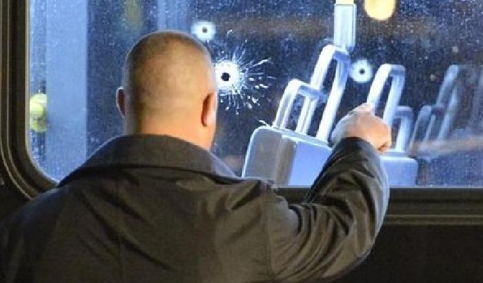 00AD20-NEWS_85130 Spara contro un autobus muore una quattordicenne a New York