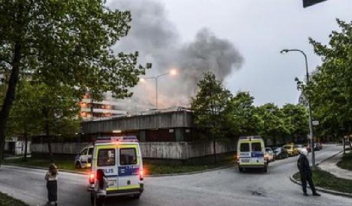 Ancora scontri a Stoccolma, brucia la periferia