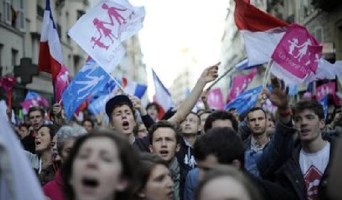 Nozze gay, l'opposizione scende in piazza a Parigi