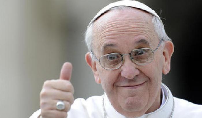 Il Papa in piazza senza berretta (diretta)