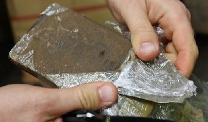 00AF21-NEWS_86180 Bimbo di 2 anni intossicato dalla droga del padre