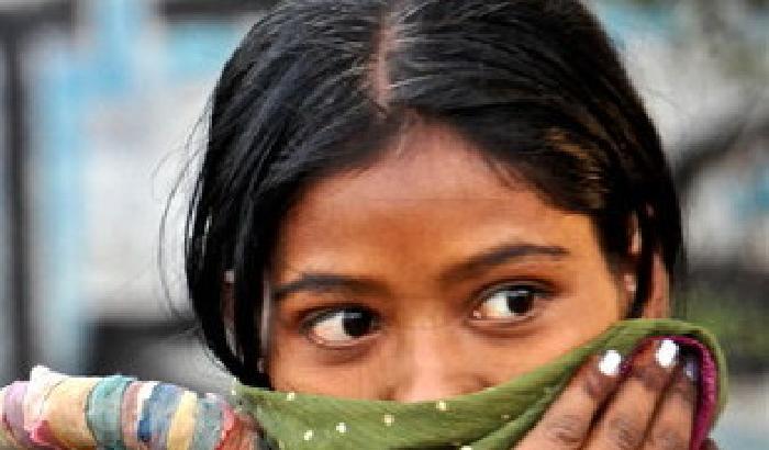 00AF5F-NEWS_86305 Ha fatto la spia, bambina indiana bruciata