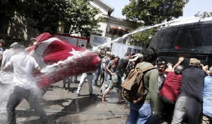In Turchia esplode la battaglia del Parco Taksim