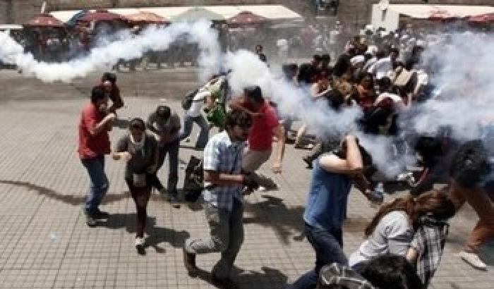 Turchia: gas nocivi contro i manifestanti