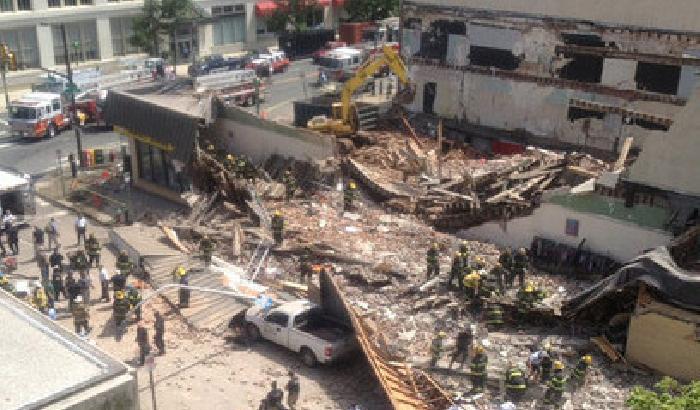 00B011-NEWS_86725 Crolla palazzo a Philadelphia: 9 estratti vivi, 2 ancora intrappolati