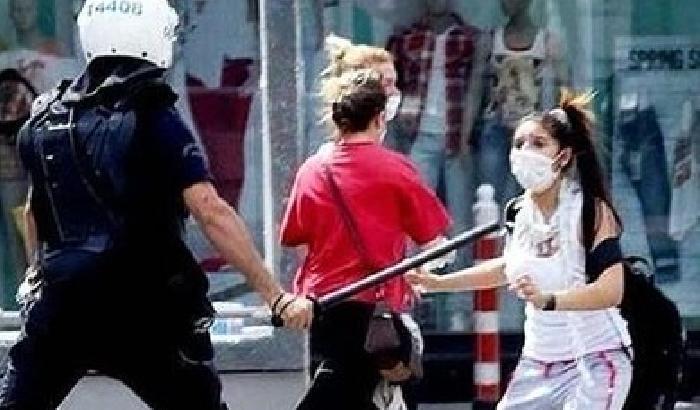 Istanbul: manifestante represso con violenza dalla polizia