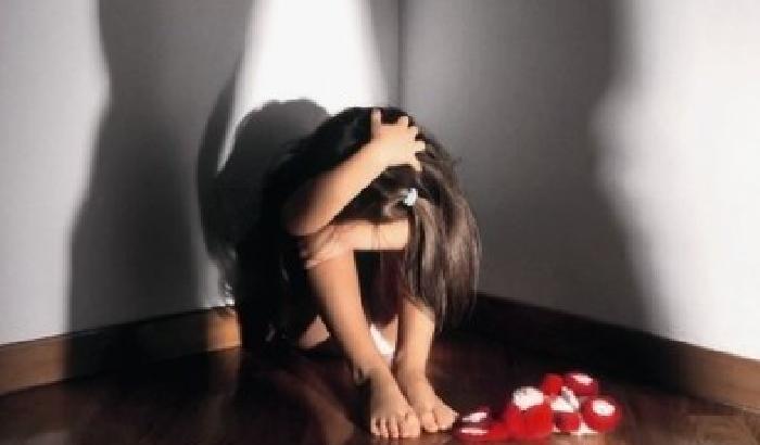 Bambina di 3 anni violentata a scuola