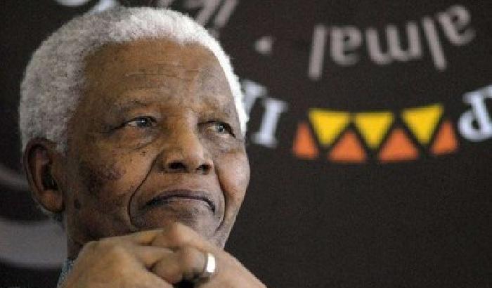 00B0B8-NEWS_87074 Il Sudafrica prega per Mandela ancora in ospedale