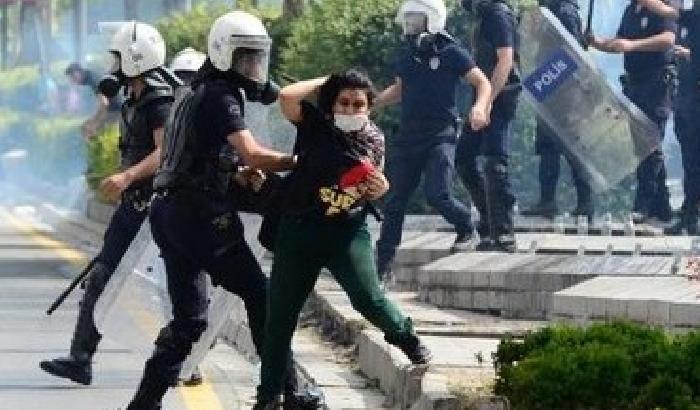 00B0EC-NEWS_87183 Ankara, agente spara sui manifestanti (video)