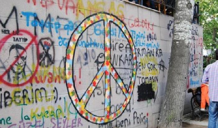 00B17B-NEWS_87490 Gli studenti a suon di pentole: Turchia, non sei da sola