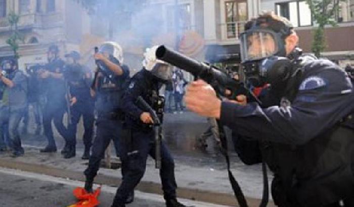 Turchia, giornalisti circondati con i mitra