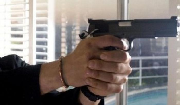 Ruba una pistola e spara ai passanti