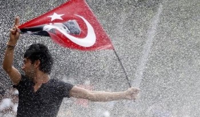 Istanbul, attaccata la sede del partito di opposizione
