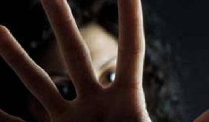 Violentava giovani pazienti nel suo studio: arrestato un medico