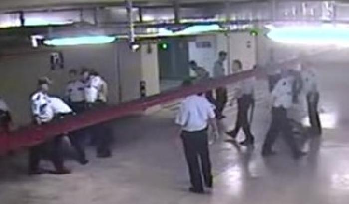 Turchia: la polizia picchia dei manifestanti in un garage