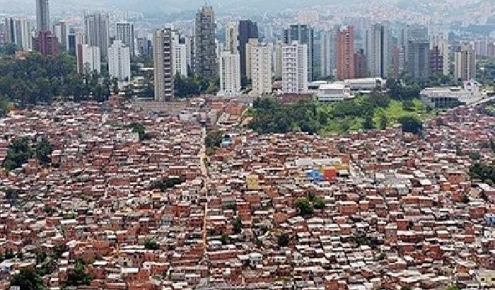 Brasile: nelle favelas, tra il pallone e la protesta