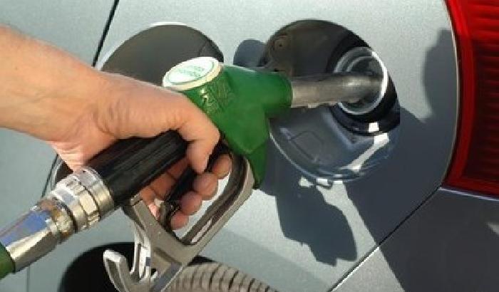 Carburanti, prezzi stabili sulla rete
