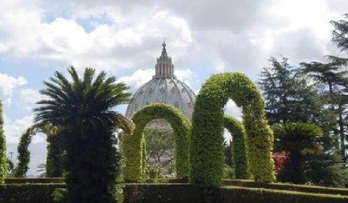 Cena nei giardini vaticani per 200 senzatetto
