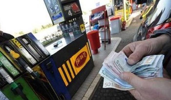 Effetto Egitto: sale la benzina