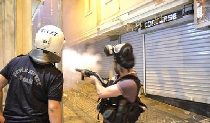 Gezi park, gas e botte non piegano la resistenza
