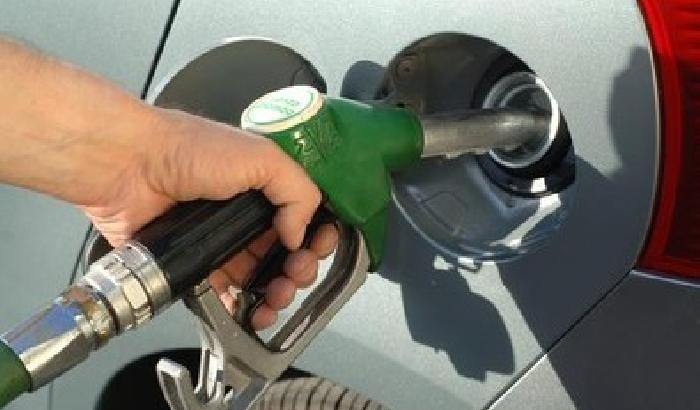 Benzina, ancora rialzi: verde a 1,860