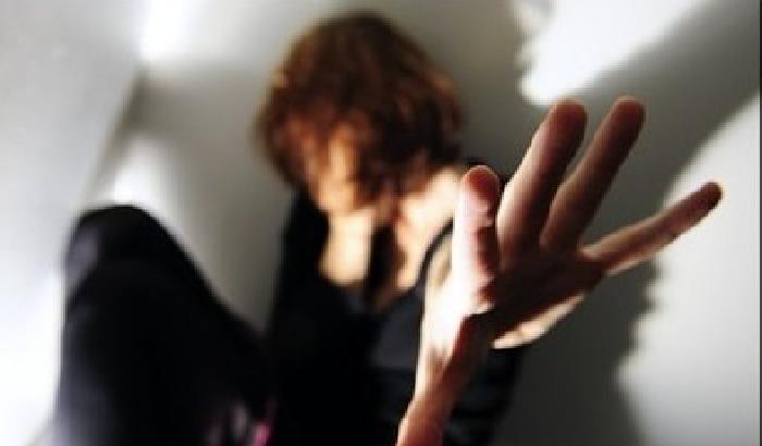 Botte selvagge e morsi contro la moglie: arrestato a Catania