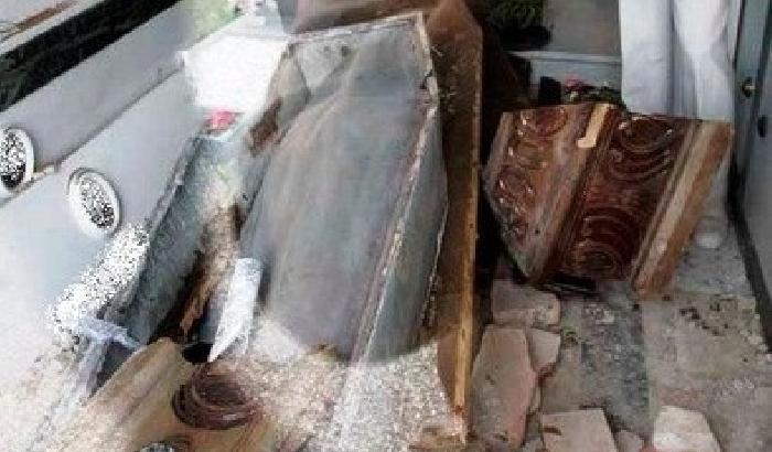 Profanato un cimitero: teschi e lumini usati per intimidazioni