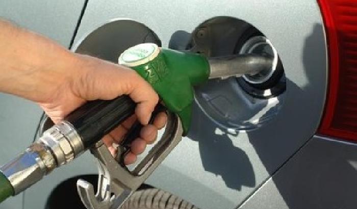 Benzina: arriva la tregua sui rialzi