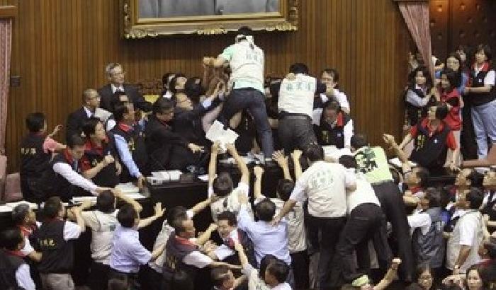00B962-NEWS_92272 Urla e pugni: mega rissa nel Parlamento di Taiwan