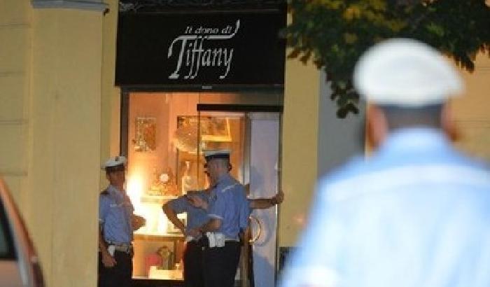 Rapina in gioielleria: negoziante uccisa a calci e pugni