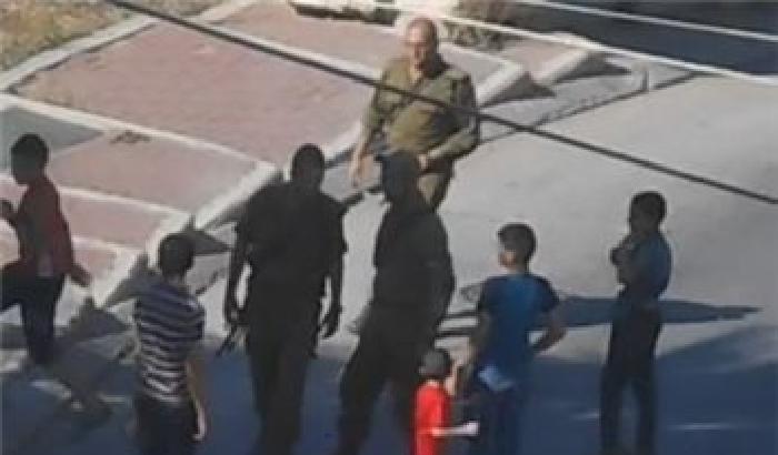 Hebron, bambino picchiato da un soldato (video)