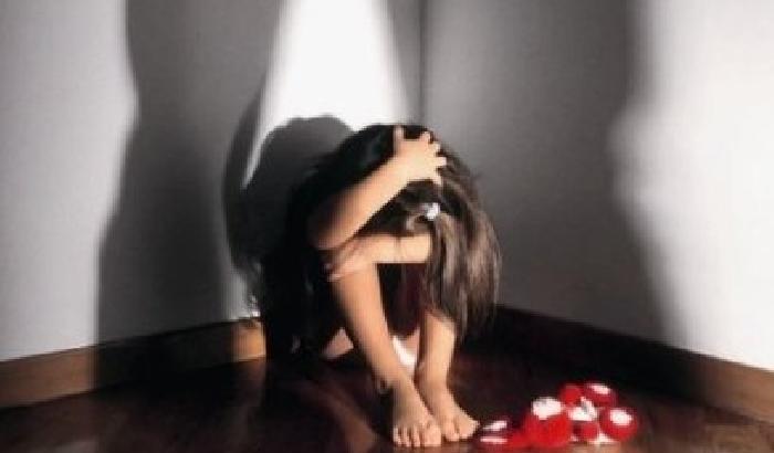 Violenza sessuale: spinge figlia di 14 anni a fare sesso con un 70enne