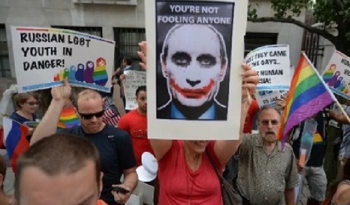 Russia, gay pestati e torturati per il loro bene