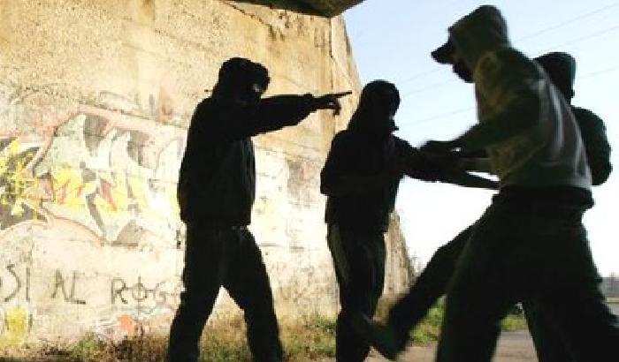 00BCE2-NEWS_94308 Picchiano e investono due extracomunitari: sei gli arresti