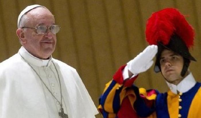 Papa Francesco twitta il suo no alla guerra in Siria