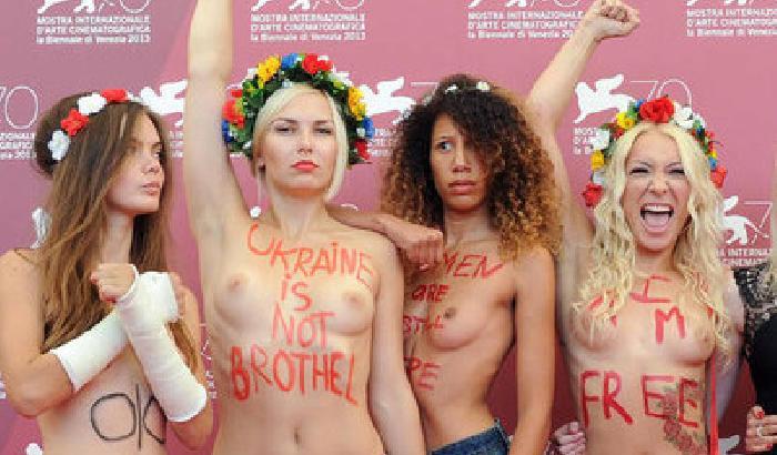 Femen a seno nudo al Lido di Venezia