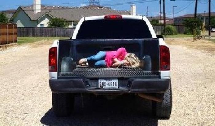 Una donna legata in macchina: ecco la come si fa pubblicità in Texas