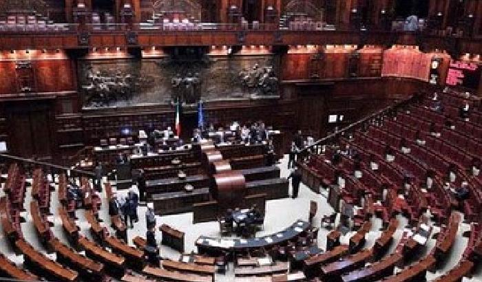 Rissa alla Camera: Boldrini sospende la seduta (video)