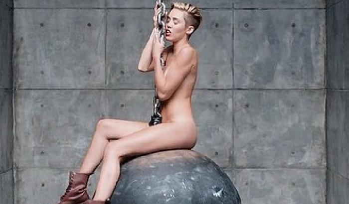 Miley Cyrus nuda batte ogni record su YouTube