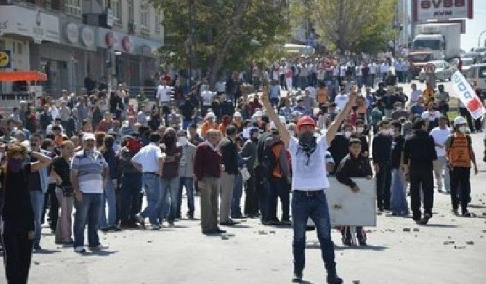 00BEF7-NEWS_95587 Turchia: i giovani non rinunciano alle proteste di piazza