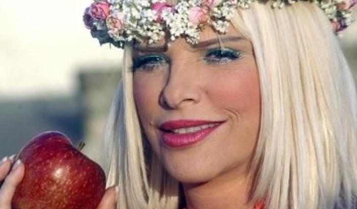 00BF13-NEWS_95642 Cicciolina a Silvio: accetta la condanna e fai tanto sesso