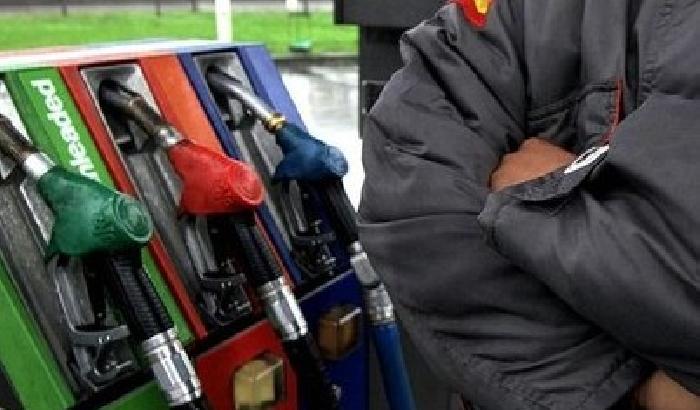 Carburanti: prezzi in calo al distributore