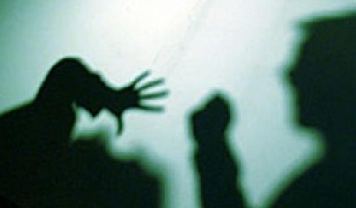 Invita la ex a cena e poi la picchia in piazza: arrestato