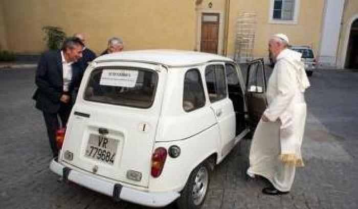 Papa Francesco e la sua R4 con gli stemmi dell'Hellas Verona