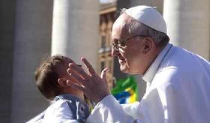 Un bimbo malato di distrofia risponde al telefono: è il Papa