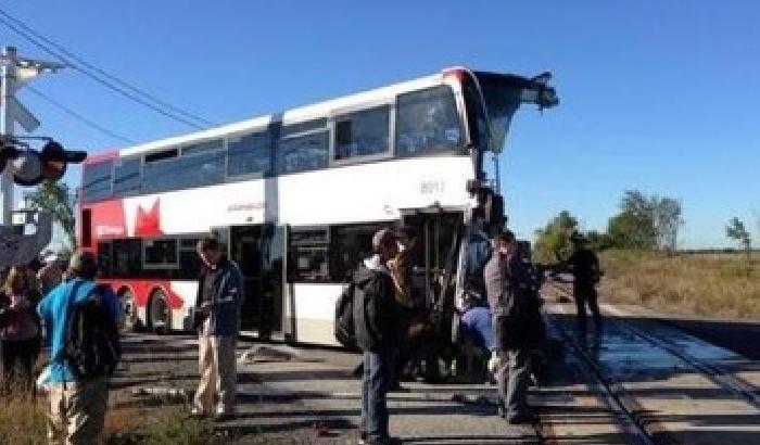 Tragedia in Canada: scontro tra un treno e un bus a due piani