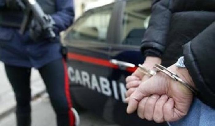 00C250-NEWS_97575 Adescava minorenni con denaro e regali: arrestato con un 13enne in auto
