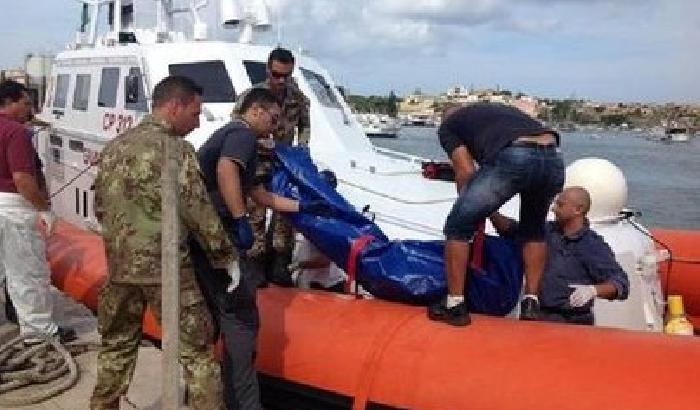 00C264-NEWS_97616 Lampedusa: fiori in mare e polemiche